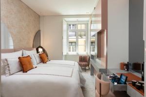 um quarto de hotel com duas camas e uma televisão em Convent Square Lisbon, Vignette Collection by IHG em Lisboa