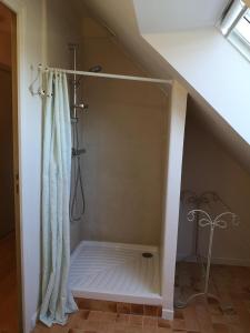 Koupelna v ubytování Maison familiale, 15 pers, 7 chambres, piscine, déco soignée + 22 fotografií