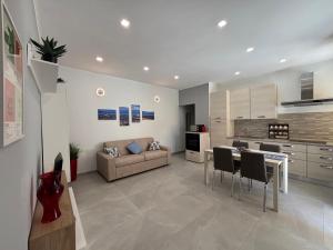 a kitchen and living room with a couch and a table at Sweet House in Collegno