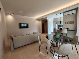 een woonkamer met een bank en een tafel bij Etnea161 in Catania