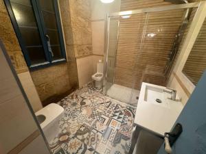 Un baño con ducha, inodoro y lavabo. en Casa Santiago, en Ézaro 21 fotos más