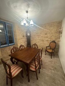 Un comedor con una mesa y sillas y un reloj. en Casa Santiago, en Ézaro