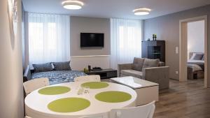una sala de estar con mesa y una habitación con sofá en Apartament Piano, en Racibórz
