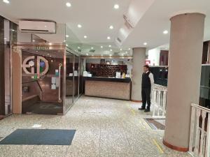 Lobi atau kawasan kaunter penerimaan di Esmeralda Palace Hotel