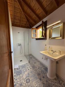 un baño con lavabo y ducha en House Near the Stars, en Garafía 20 fotos más