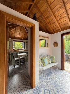 una sala de estar con un sofá y una mesa en House Near the Stars, en Garafía