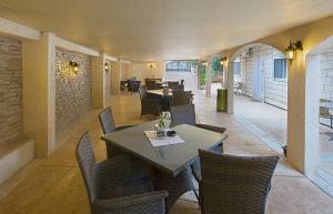 ein Esszimmer mit Tischen und Stühlen in einem Gebäude in der Unterkunft Apartmani Aleks in Budva