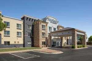 クローヴィスにあるFairfield Inn & Suites Clovisの駐車場付きホテル表面