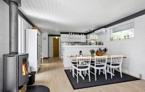 Η κουζίνα ή μικρή κουζίνα στο 2 Bedroom Beautiful Home In Jerup