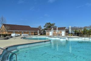 una gran piscina frente a una casa en Recently Built Home with View, 3 Mi to Bethany Beach, en Ocean View