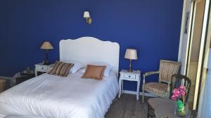 Giường trong phòng chung tại Chambre d'hôtes vue imprenable mer