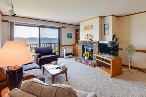TV a/nebo společenská místnost v ubytování Mtn Views and Pool Access Lake Memphremagog Condo!