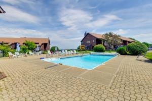 Bazén v ubytování Mtn Views and Pool Access Lake Memphremagog Condo! nebo v jeho okolí