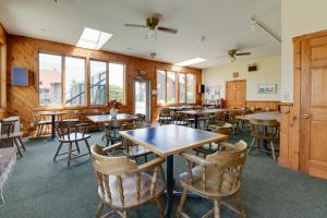 Restaurace v ubytování Mtn Views and Pool Access Lake Memphremagog Condo!