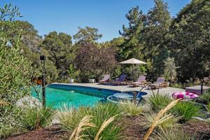 Πισίνα στο ή κοντά στο Tranquil Sonoma Retreat by Kohmsa Stays