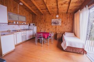 a kitchen with a bed and a table and chairs at Max & Mar Pichilemu in Pichilemu