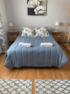 Un dormitorio con una cama con dos toallas encima. en Refugio Kooch, en Río Gallegos