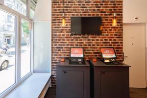 TV a/nebo společenská místnost v ubytování easyHotel Zürich City Limmatplatz + 36 fotografií
