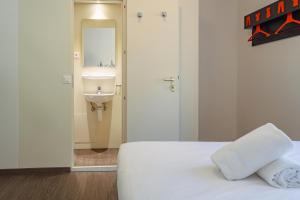 Postel nebo postele na pokoji v ubytování easyHotel Zürich City Limmatplatz