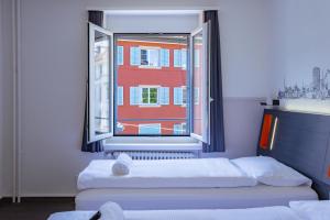 Postel nebo postele na pokoji v ubytování easyHotel Zürich City Limmatplatz