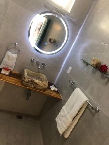 y baño con espejo, lavabo y toallas. en Zensus Laguna, en Bacalar