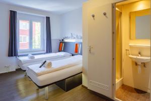 Postel nebo postele na pokoji v ubytování easyHotel Zürich City Limmatplatz