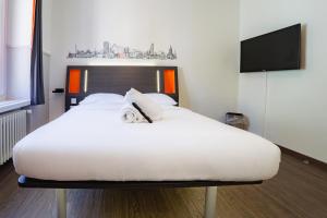 Postel nebo postele na pokoji v ubytování easyHotel Zürich City Limmatplatz