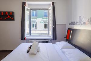 Postel nebo postele na pokoji v ubytování easyHotel Zürich City Limmatplatz