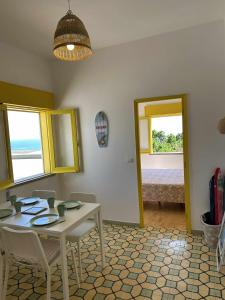 Postel nebo postele na pokoji v ubytování Casa da Praia em Olhos de Água a 50 metros da Praia