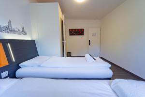 Postel nebo postele na pokoji v ubytování easyHotel Zürich City Limmatplatz