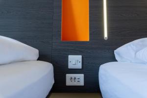 Postel nebo postele na pokoji v ubytování easyHotel Zürich City Limmatplatz