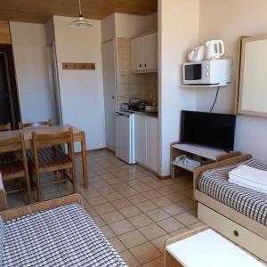 a small apartment with a kitchen and a dining room at Cirrus Apart in Las Lenas