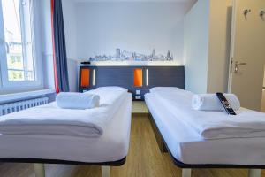 Postel nebo postele na pokoji v ubytování easyHotel Zürich City Limmatplatz