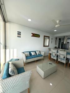 salon z kanapą, krzesłami i stołem w obiekcie Apartamento completo en Club de Playa en Santa Marta w mieście Santa Marta +4 zdjęcia