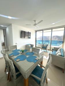 stół i krzesła w salonie z widokiem na ocean w obiekcie Apartamento completo en Club de Playa en Santa Marta w mieście Santa Marta