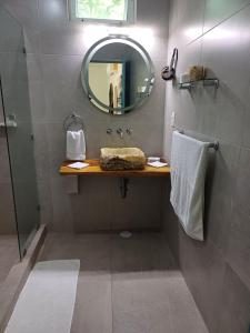 y baño con espejo, lavabo y ducha. en Zensus Laguna, en Bacalar 46 fotos más