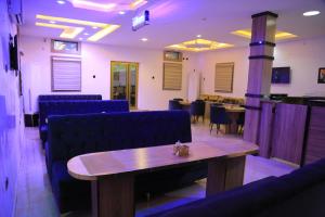 منطقة جلوس في Triple J Universal Hotel and Suites
