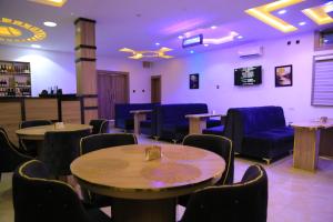 منطقة جلوس في Triple J Universal Hotel and Suites