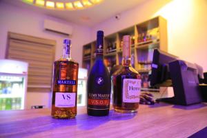 المشروبات في Triple J Universal Hotel and Suites