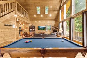 een pooltafel in het midden van een woonkamer bij Knotty Pine Delight Holiday home in Gatlinburg