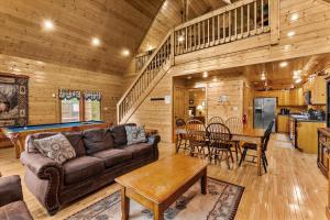 een woonkamer met een bank en een pooltafel bij Knotty Pine Delight Holiday home in Gatlinburg