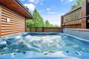 een hot tub in de achtertuin van een huis bij Knotty Pine Delight Holiday home in Gatlinburg