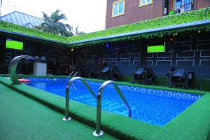 المسبح في Triple J Universal Hotel and Suites أو بالجوار