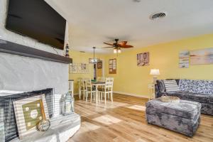 クリアウォーターにある6 Mi to Clearwater Beach Home with Furnished Lanaiのリビングルーム(暖炉、ソファ付)
