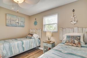 クリアウォーターにある6 Mi to Clearwater Beach Home with Furnished Lanaiのベッド2台と窓のある寝室 +24枚の写真