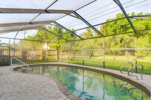 クリアウォーターにある6 Mi to Clearwater Beach Home with Furnished Lanaiのガラス張りの屋内スイミングプール
