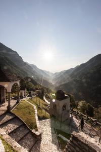 Comologno的住宿－Palazzo Gamboni Swiss Historic Hotel，从一座背景为山脉的建筑的顶部可以欣赏到风景