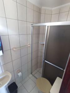 Ένα μπάνιο στο Apartamento pé na areia com sacada e garagem 2 banheiros
