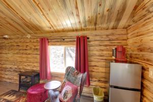 Η κουζίνα ή μικρή κουζίνα στο McGregor Lake Access Cabin in Wooded Wilderness