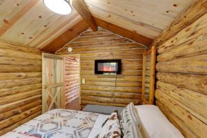 Ένα ή περισσότερα κρεβάτια σε δωμάτιο στο McGregor Lake Access Cabin in Wooded Wilderness
